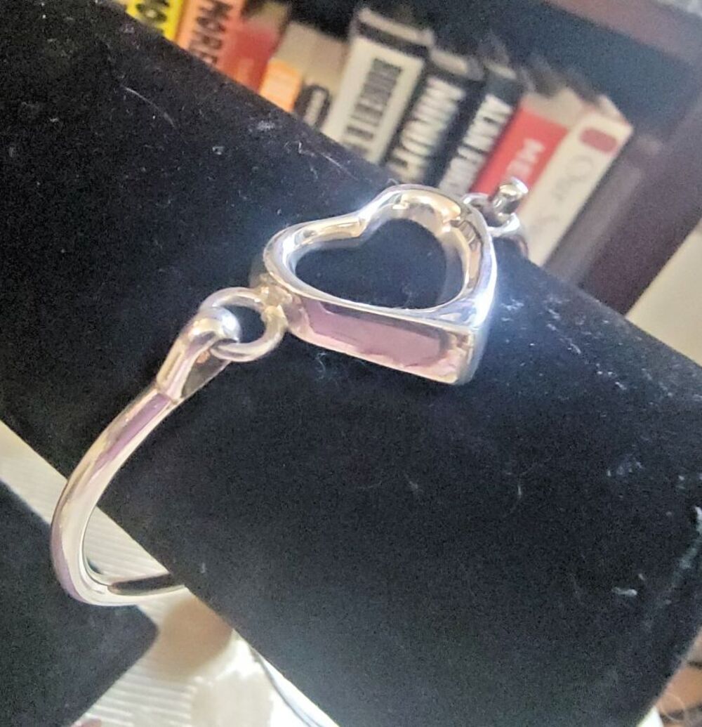 Solid 925 Sterling Silver Bracelet Heart latched Bangle Taxco MX, Signed, MINT!